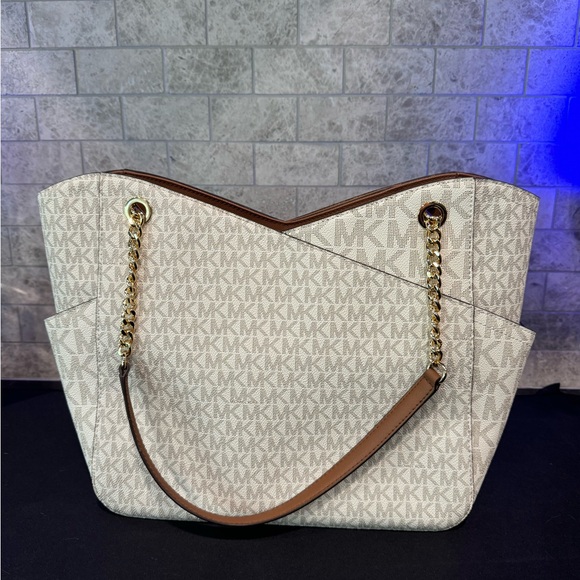 Michael Kors bag. Used only twice and still looks new. No stains/rips - Picture 6 of 9